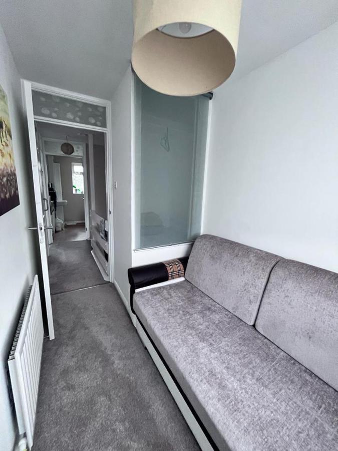 3 Bed House In Walsall, Perfect For Contractors & Leisure & Free Parking ภายนอก รูปภาพ