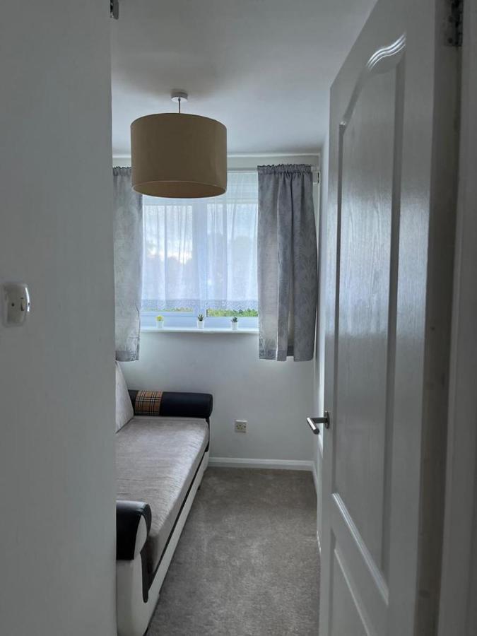 3 Bed House In Walsall, Perfect For Contractors & Leisure & Free Parking ภายนอก รูปภาพ