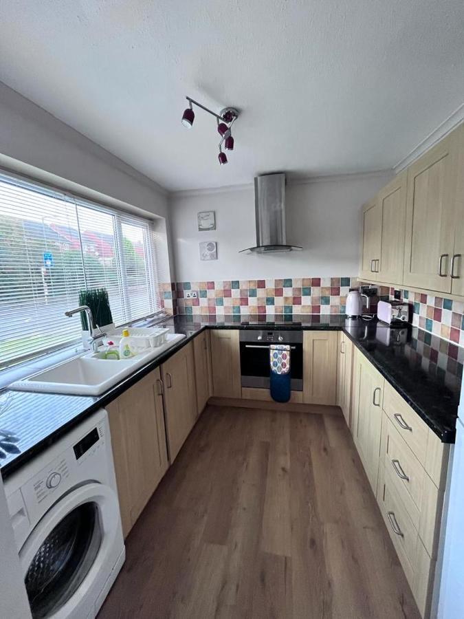 3 Bed House In Walsall, Perfect For Contractors & Leisure & Free Parking ภายนอก รูปภาพ