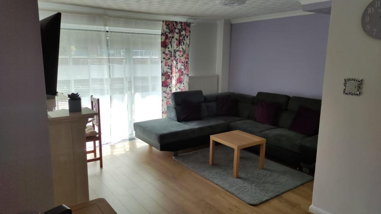 3 Bed House In Walsall, Perfect For Contractors & Leisure & Free Parking ภายนอก รูปภาพ