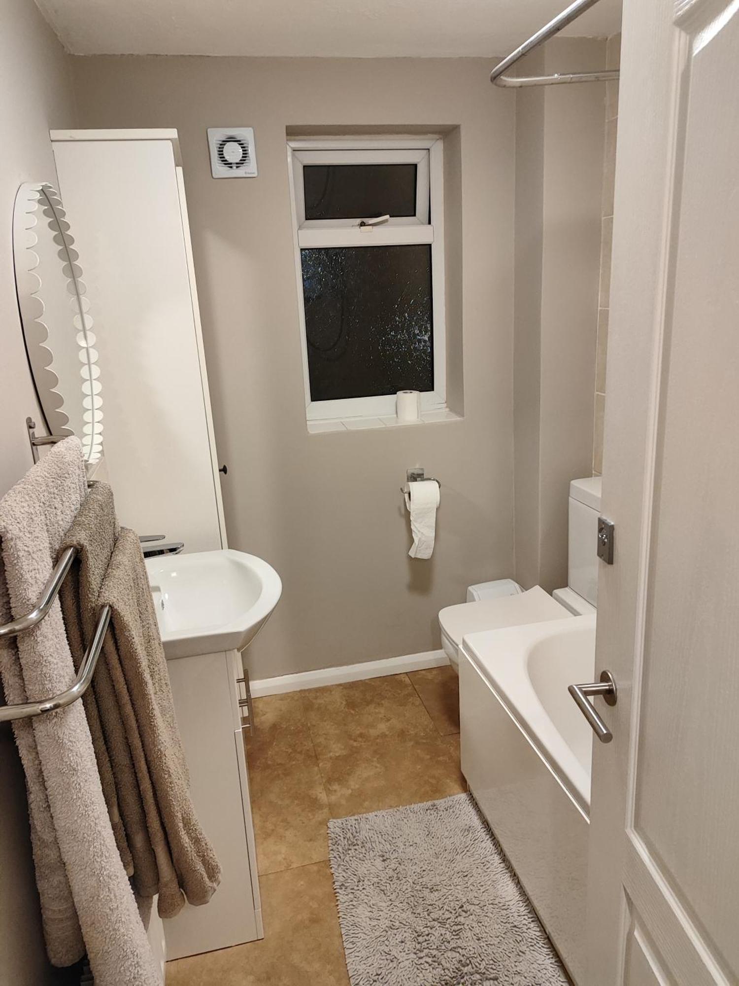 3 Bed House In Walsall, Perfect For Contractors & Leisure & Free Parking ภายนอก รูปภาพ